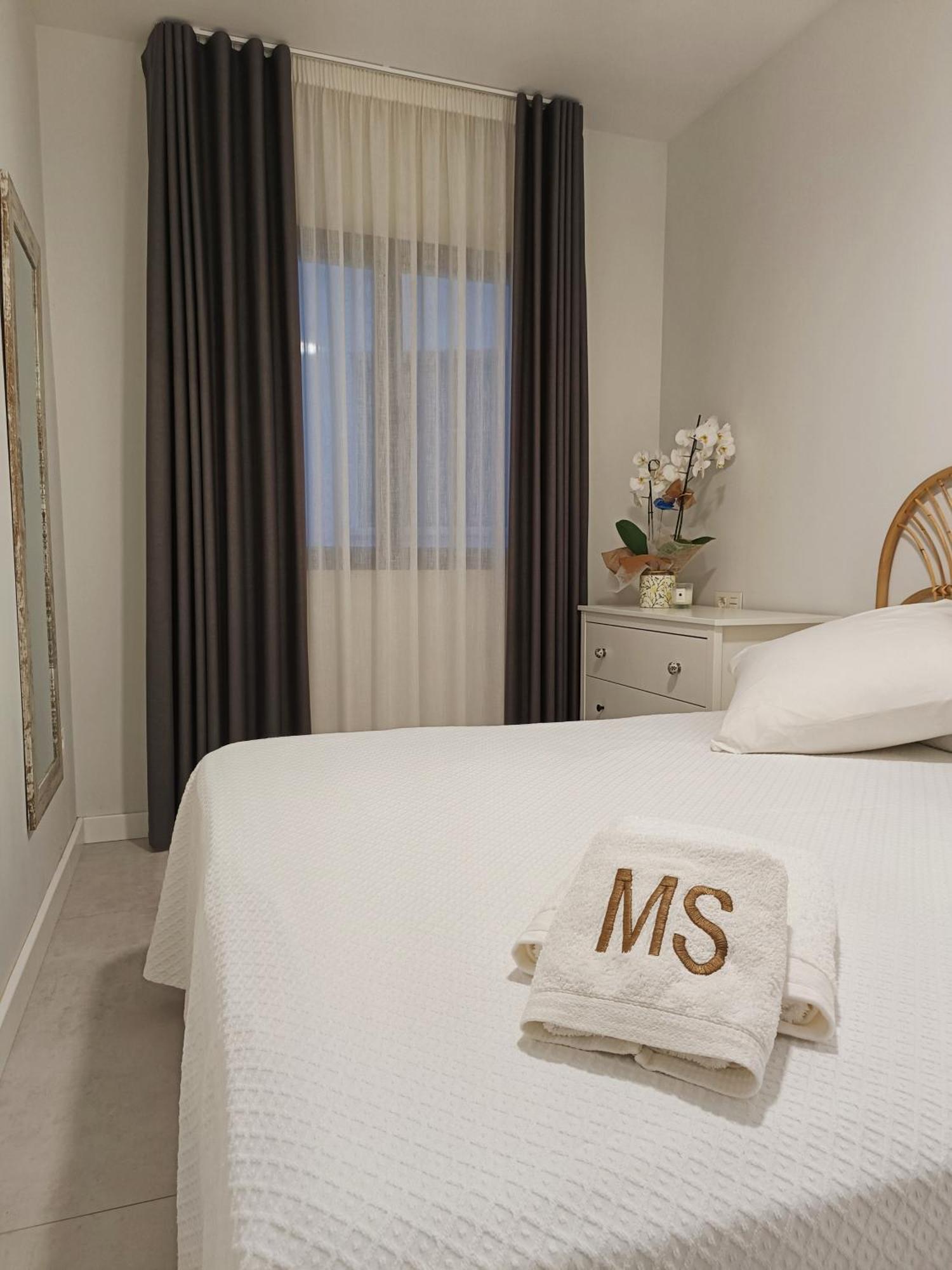 Apartamentos Madreselva Fernan Perez Exteriör bild