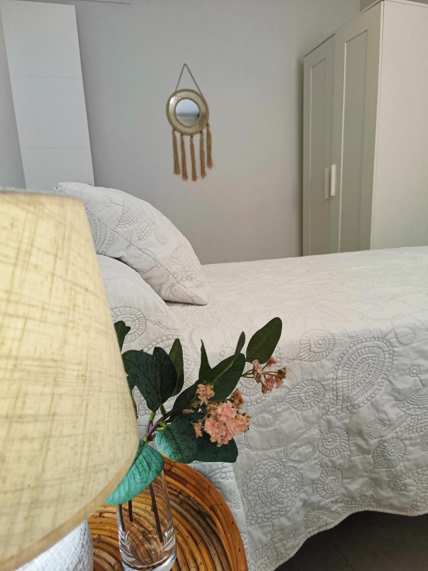 Apartamentos Madreselva Fernan Perez Exteriör bild